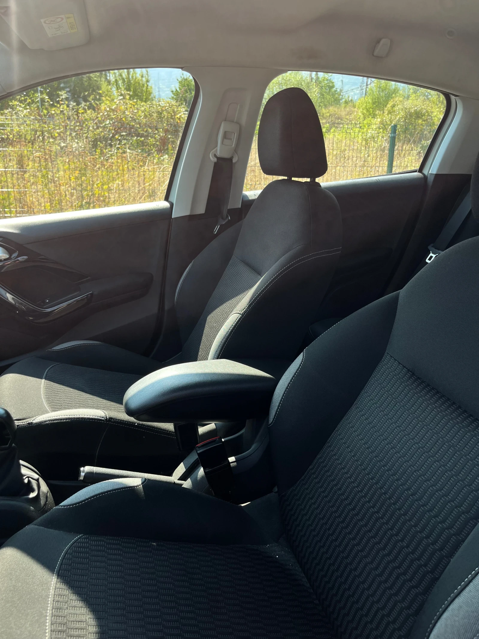 Peugeot 208 1.6BlueHDI, снимка 8 - Автомобили и джипове - 55791493