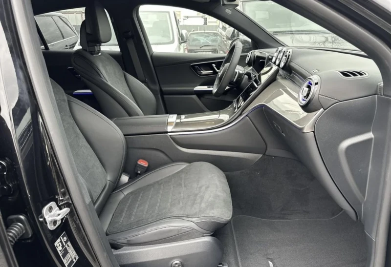 Mercedes-Benz GLC 300 AMG Line* 4M* Head-up* Pano* Camera* ГОТОВ ЛИЗИНГ, снимка 4 - Автомобили и джипове - 52011746