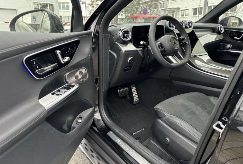 Mercedes-Benz GLC 300 AMG Line* 4M* Head-up* Pano* Camera* ГОТОВ ЛИЗИНГ, снимка 2 - Автомобили и джипове - 52011746