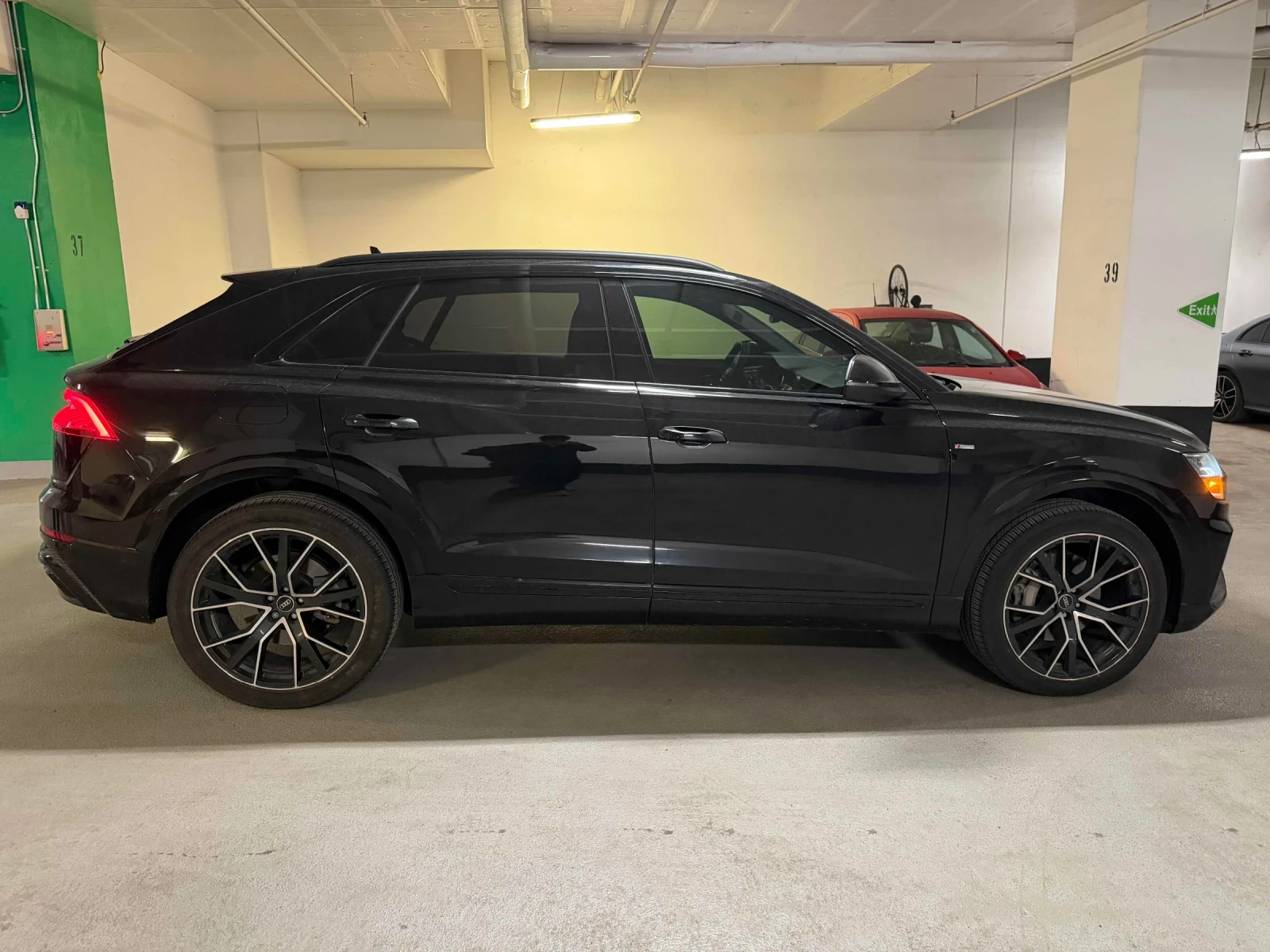 Audi Q8 ДИСТРОНИК * ОБДУХВАНЕ * ПАНОРАМА * АМБИЕНТ * HUD, снимка 3 - Автомобили и джипове - 54721954