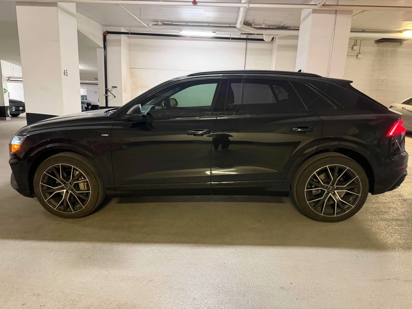 Audi Q8 ДИСТРОНИК * ОБДУХВАНЕ * ПАНОРАМА * АМБИЕНТ * HUD, снимка 2 - Автомобили и джипове - 54721954