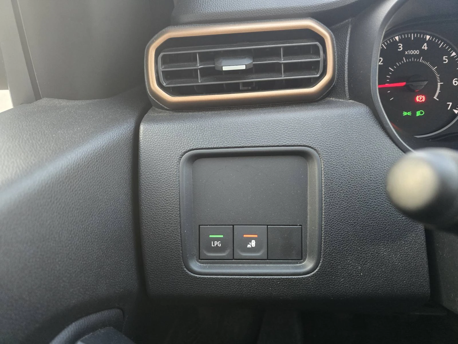 Dacia Duster 1.0 TCe 90 Stop&Start LPG, снимка 12 - Автомобили и джипове - 56577166