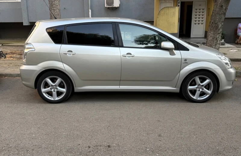 Toyota Corolla verso 2.2D-CAT/D4D, снимка 3 - Автомобили и джипове - 52538111