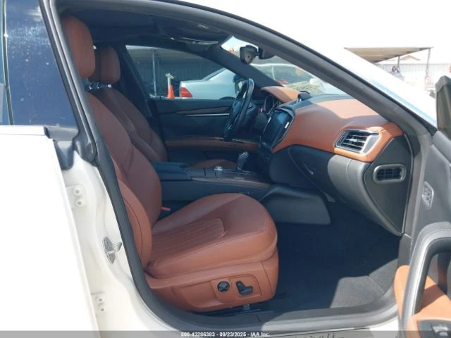 Maserati Ghibli S* Keyless* Koжа* Подгрев* НАВИ* Фиксирана цена, снимка 5 - Автомобили и джипове - 53250769