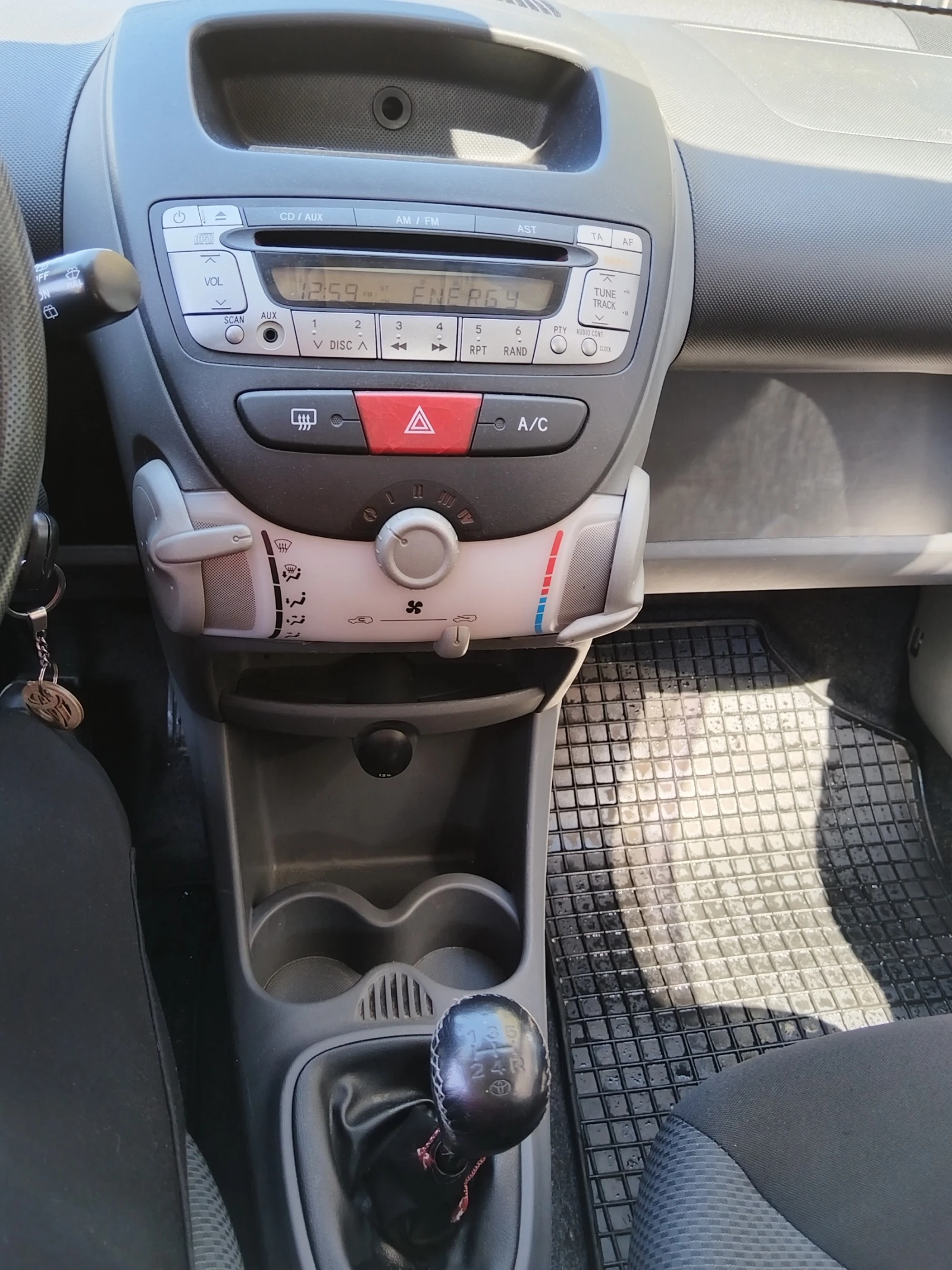 Toyota Aygo, снимка 6 - Автомобили и джипове - 54098889