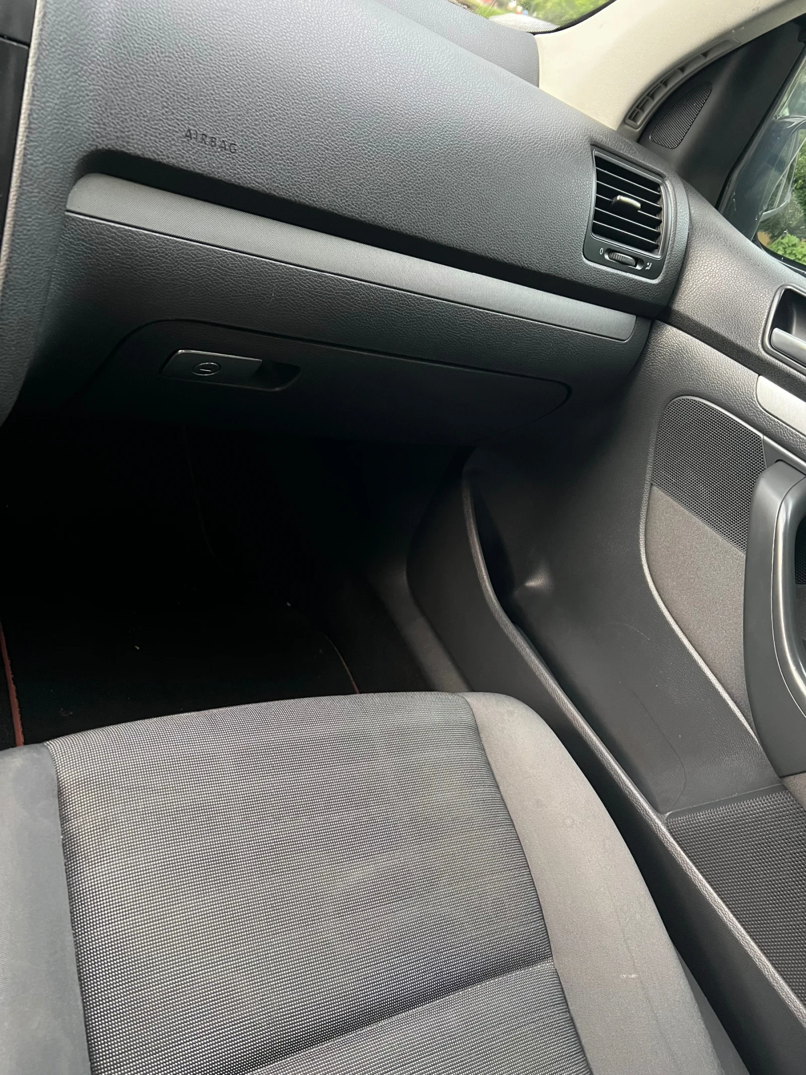 VW Golf, снимка 4 - Автомобили и джипове - 54101016