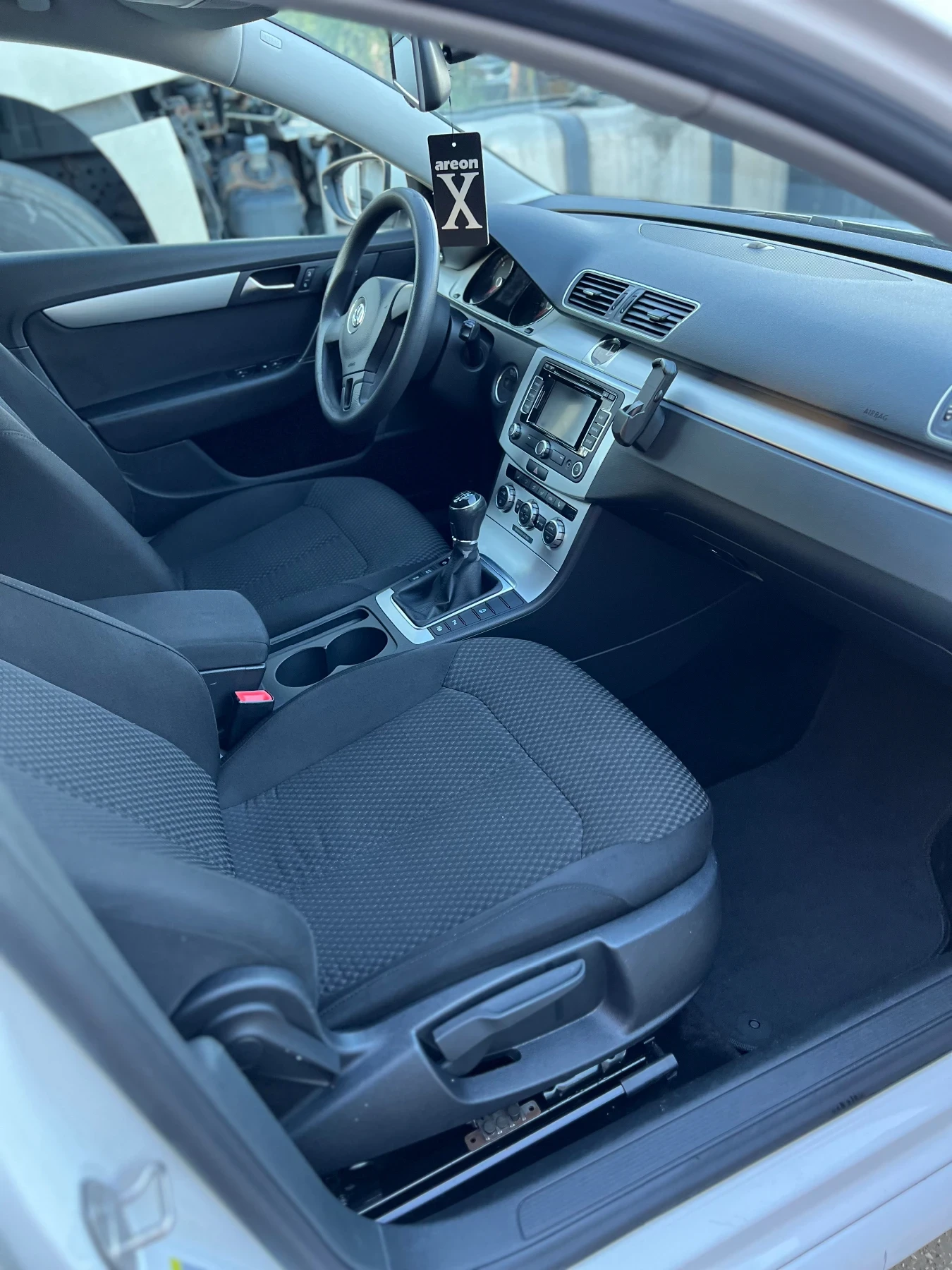 VW Passat 1.6, снимка 7 - Автомобили и джипове - 54747562