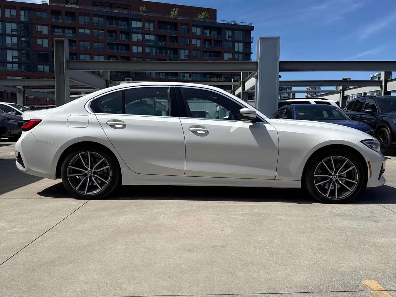 BMW 330 i xDrive/ПОДГРЕВИ/ШИБИДАХ/ВТОРИ ГУМИ, снимка 4 - Автомобили и джипове - 54830557
