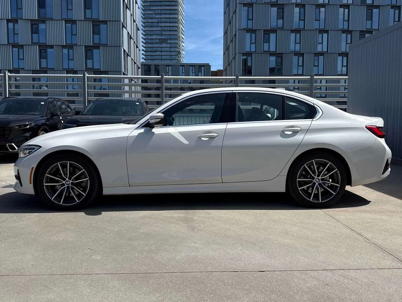 BMW 330 i xDrive/ПОДГРЕВИ/ШИБИДАХ/ВТОРИ ГУМИ, снимка 3 - Автомобили и джипове - 54830557