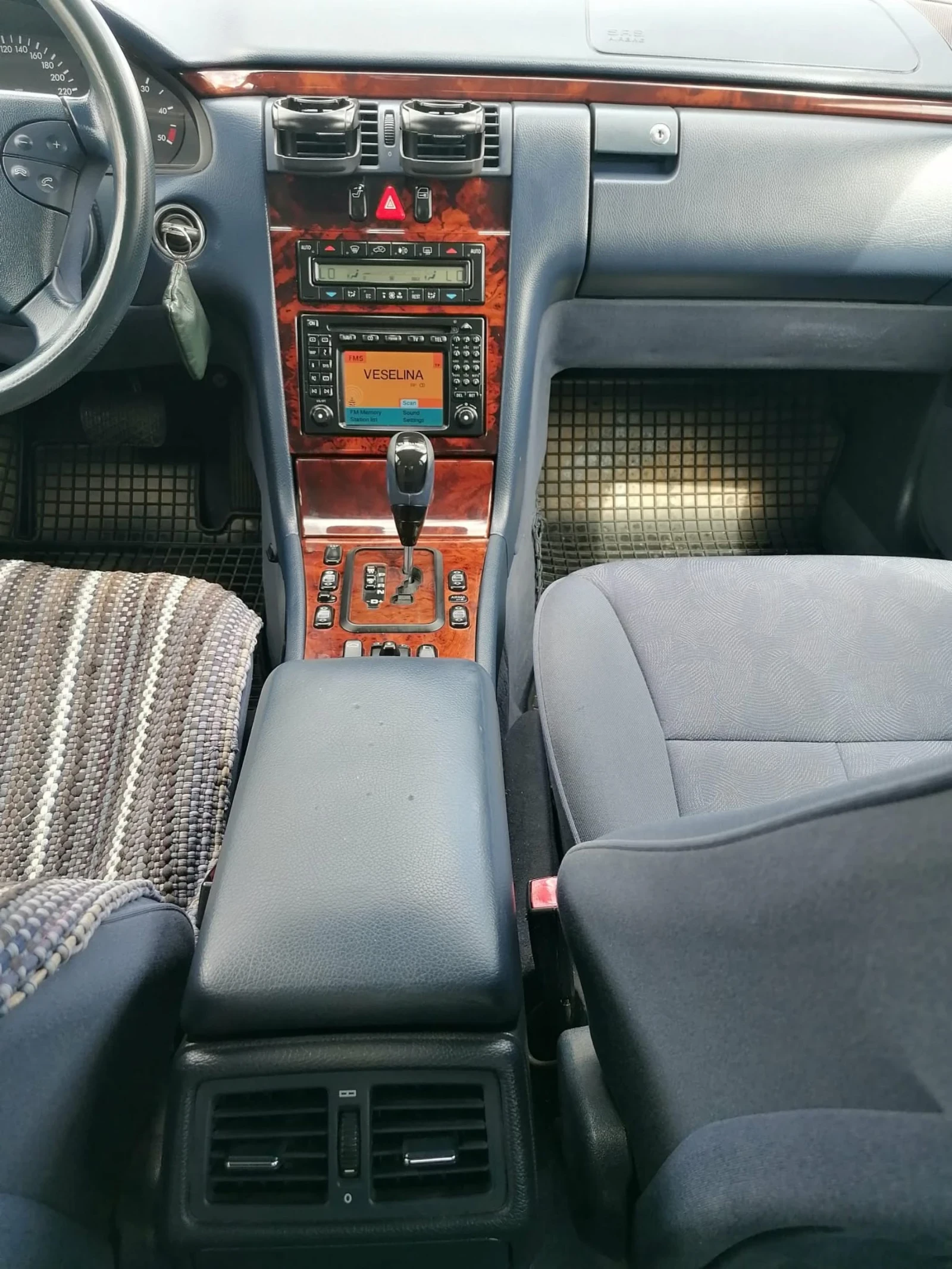 Mercedes-Benz E 270 CDI, снимка 12 - Автомобили и джипове - 56199317