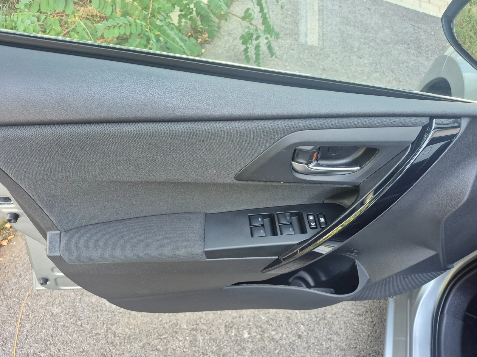 Toyota Auris !!! Benzin !!! 90000km!!!, снимка 7 - Автомобили и джипове - 55891729