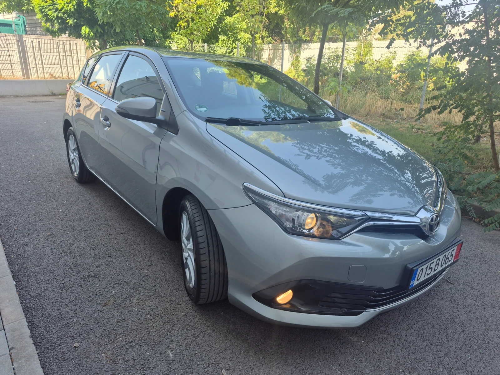 Toyota Auris !!! Benzin !!! 90000km!!!, снимка 3 - Автомобили и джипове - 55891729