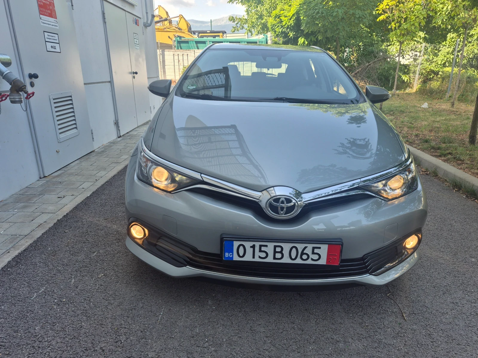 Toyota Auris !!! Benzin !!! 90000km!!!, снимка 2 - Автомобили и джипове - 55891729
