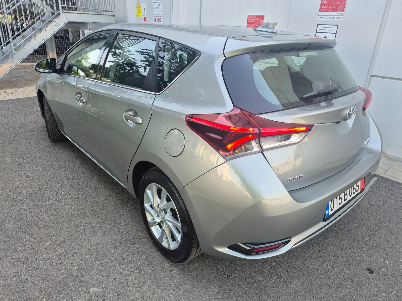 Toyota Auris !!! Benzin !!! 90000km!!!, снимка 6 - Автомобили и джипове - 55891729