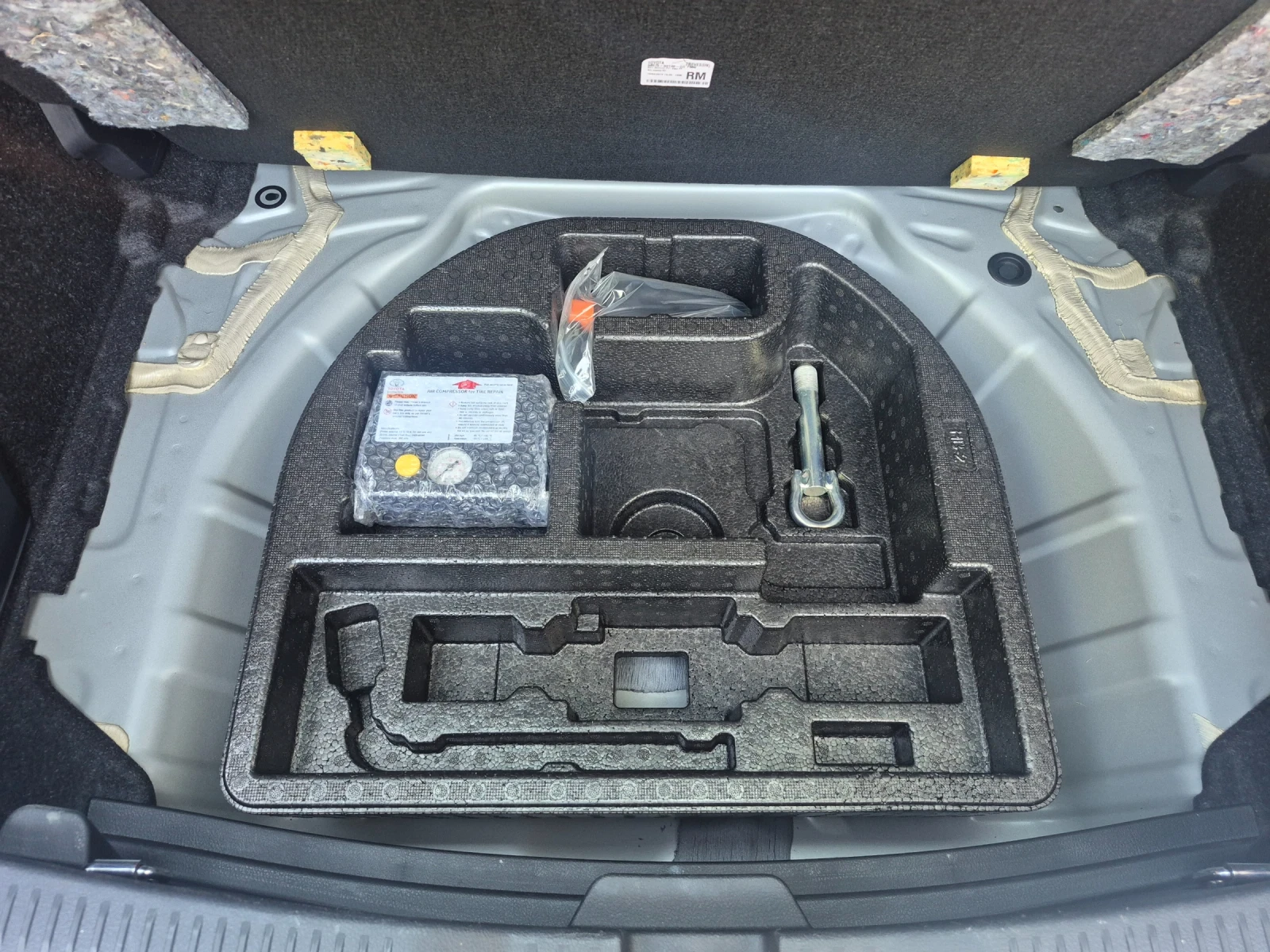 Toyota Auris !!! Benzin !!! 90000km!!!, снимка 16 - Автомобили и джипове - 55891729