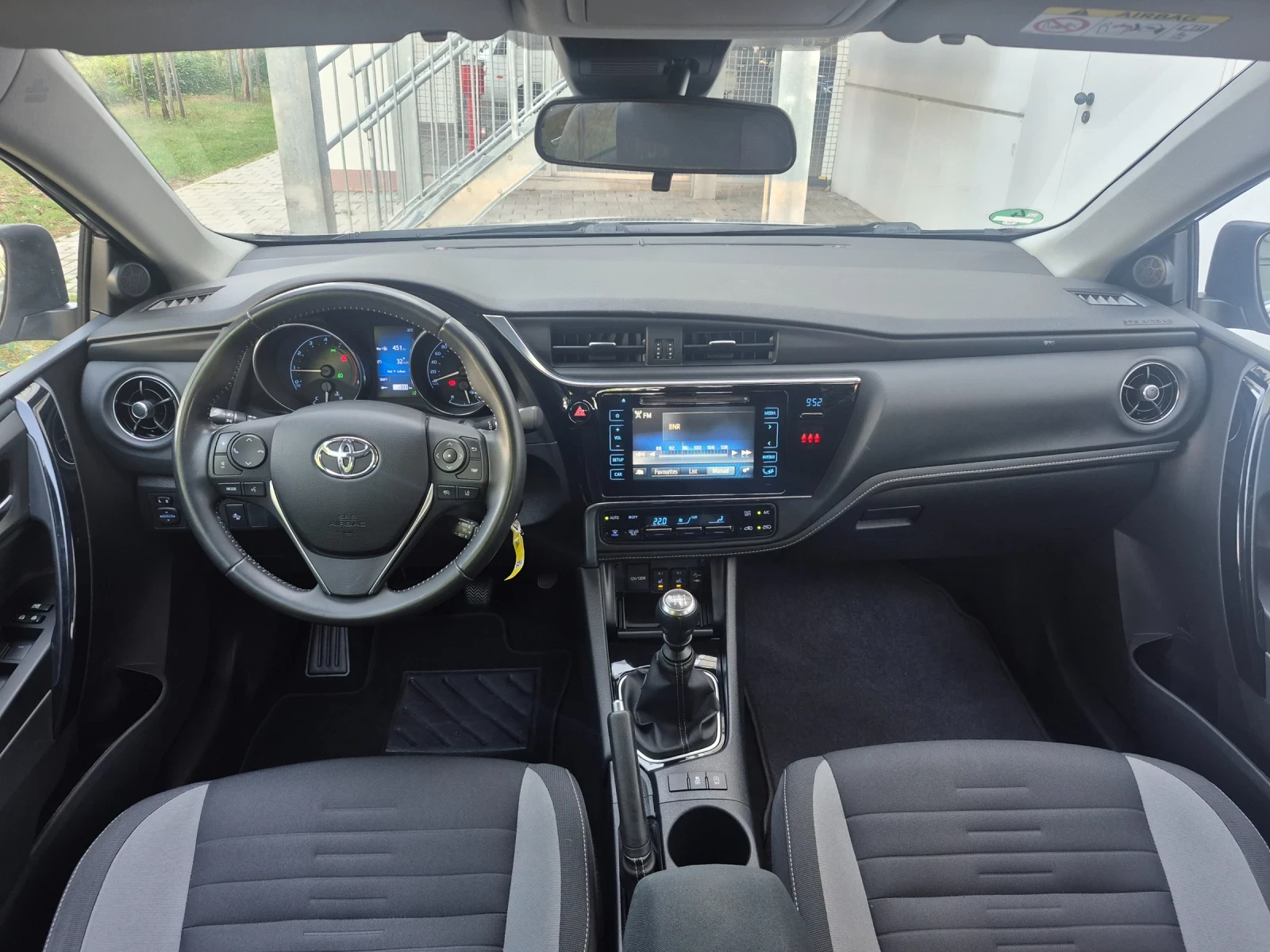 Toyota Auris !!! Benzin !!! 90000km!!!, снимка 15 - Автомобили и джипове - 55891729