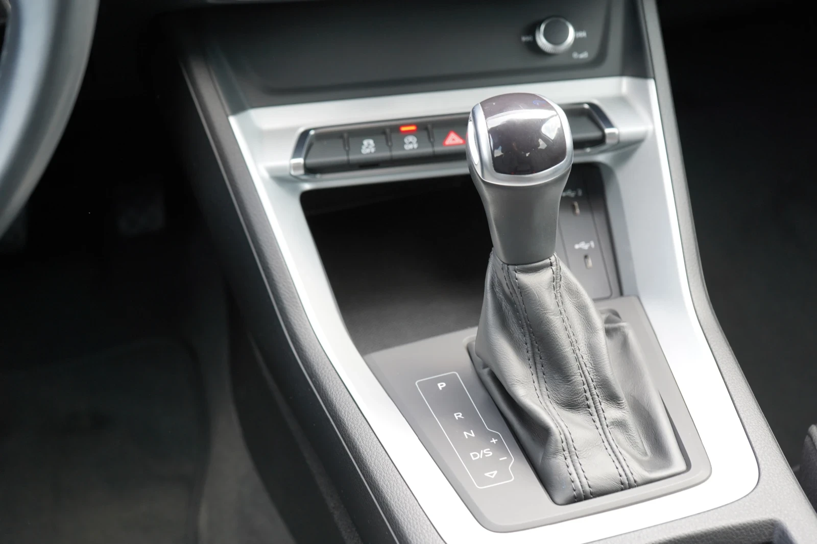 Audi Q3 35 TDI* PARKTRONIC* РЕГИСТРИРАНА, снимка 13 - Автомобили и джипове - 54254222