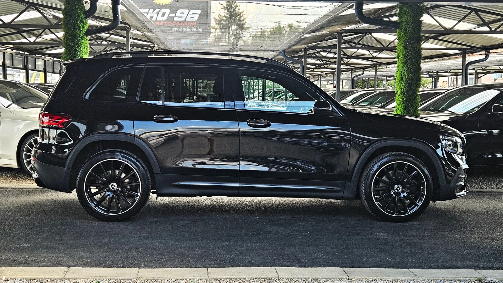 Mercedes-Benz GLB 220 AMG/4MAT/7MESTA/PANO/360CAM/BURMEST/DISTR/ПОДГР/LI, снимка 4 - Автомобили и джипове - 55573582
