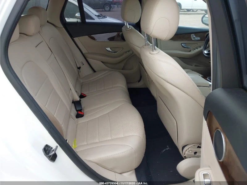 Mercedes-Benz C 300 Подгрев* Keyless* Камера* Панорама, снимка 9 - Автомобили и джипове - 53374536