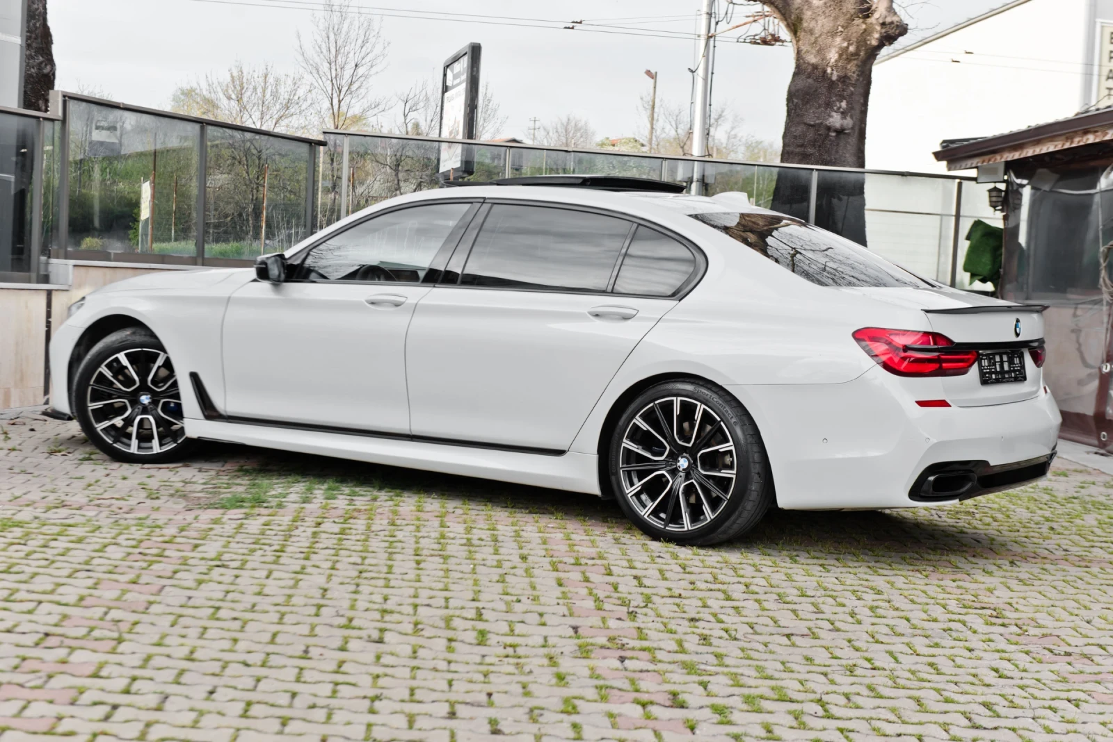 BMW 740 Ld/X-DRIVE/LASER/3xTV/HUD/PANO/FULL, снимка 4 - Автомобили и джипове - 54128395