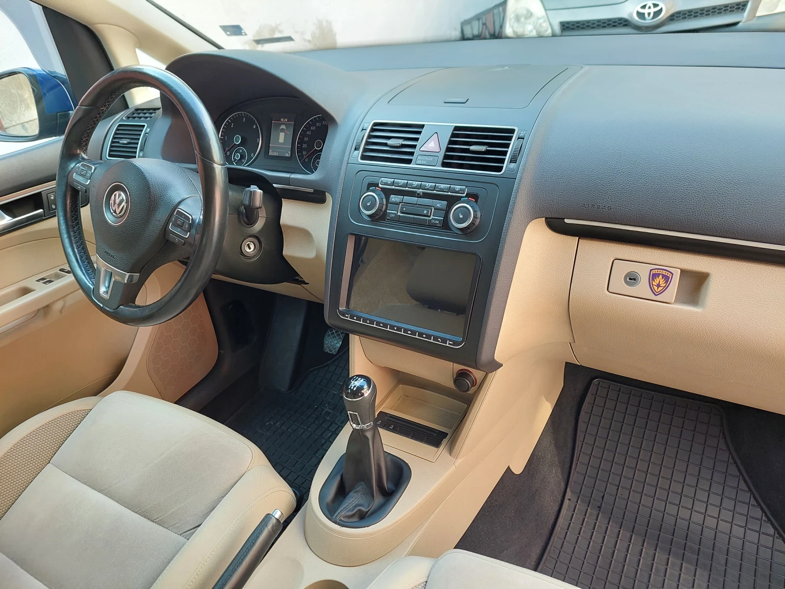 VW Touran, снимка 10 - Автомобили и джипове - 56138058