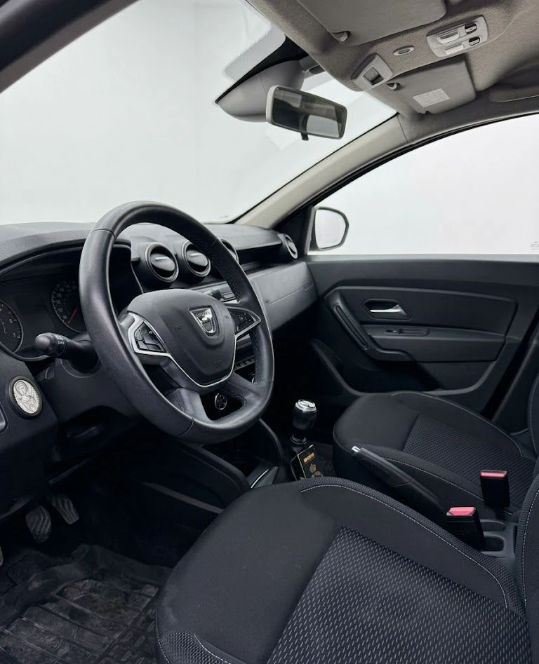 Dacia Duster Laureat 1.6 16V, снимка 3 - Автомобили и джипове - 54148817