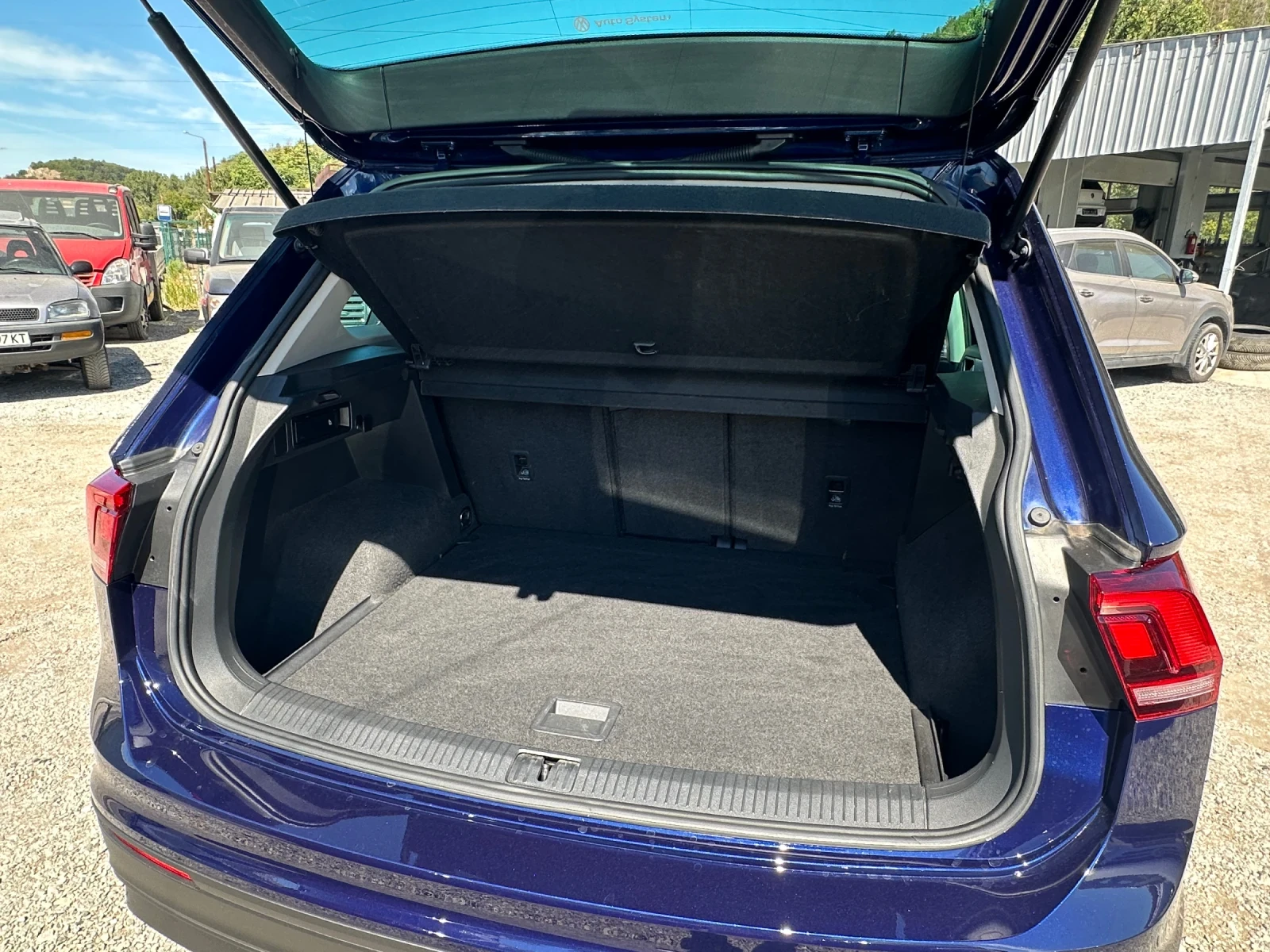 VW Tiguan 2.0TDI-4x4-360CAMERA-LINE ASSIST-САМОПАРКИРАНЕ, снимка 13 - Автомобили и джипове - 55748260