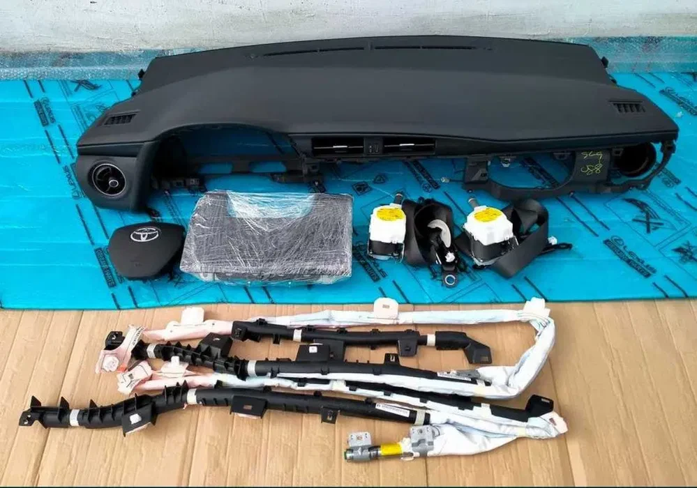 Арматурно табло колани airbag Toyota Auris II 2 original
