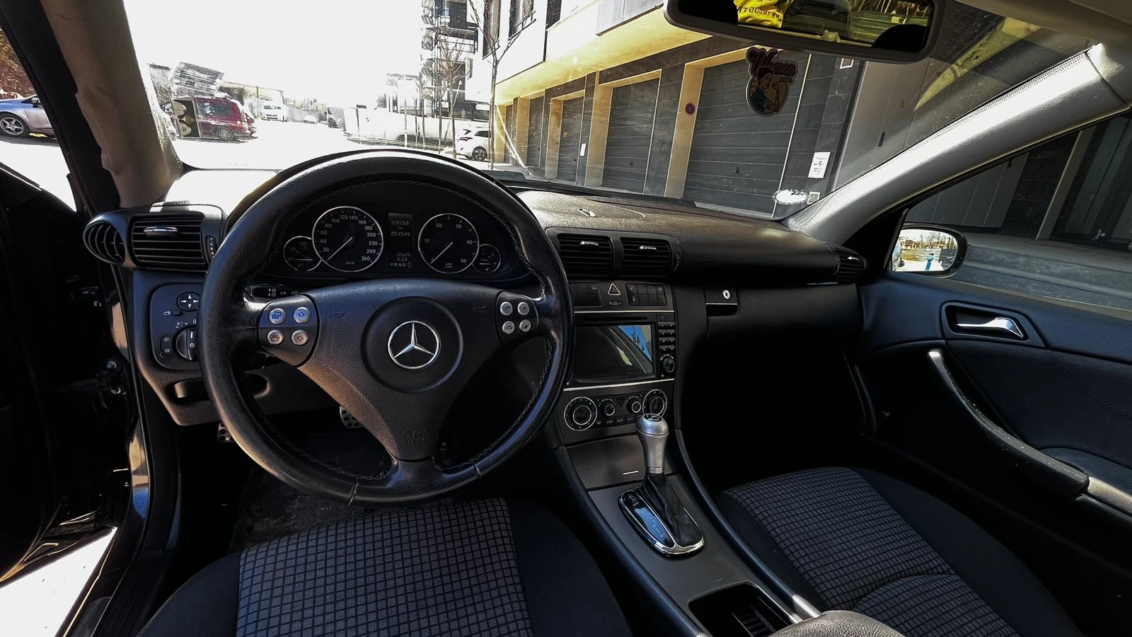 Mercedes-Benz C 200, снимка 11 - Автомобили и джипове - 53489566