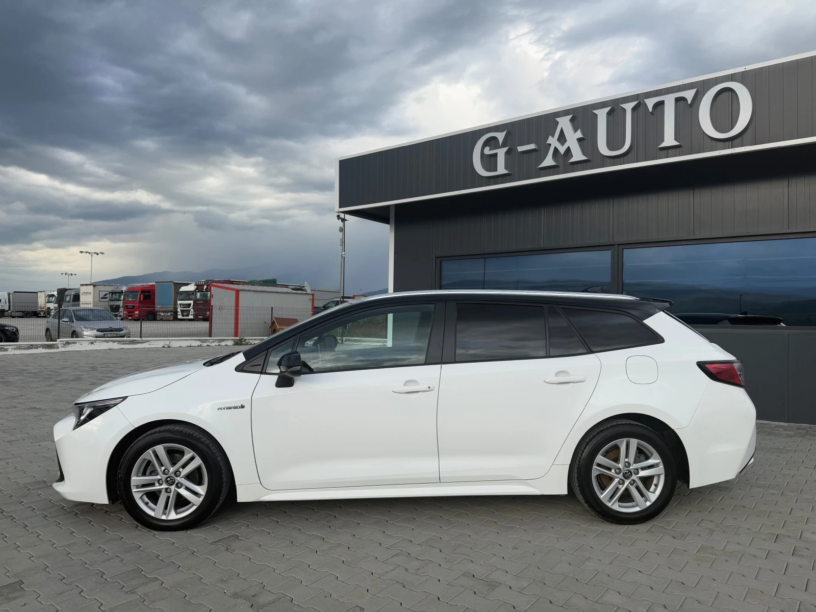 Toyota Corolla 1.8 hibrid  - изображение 8