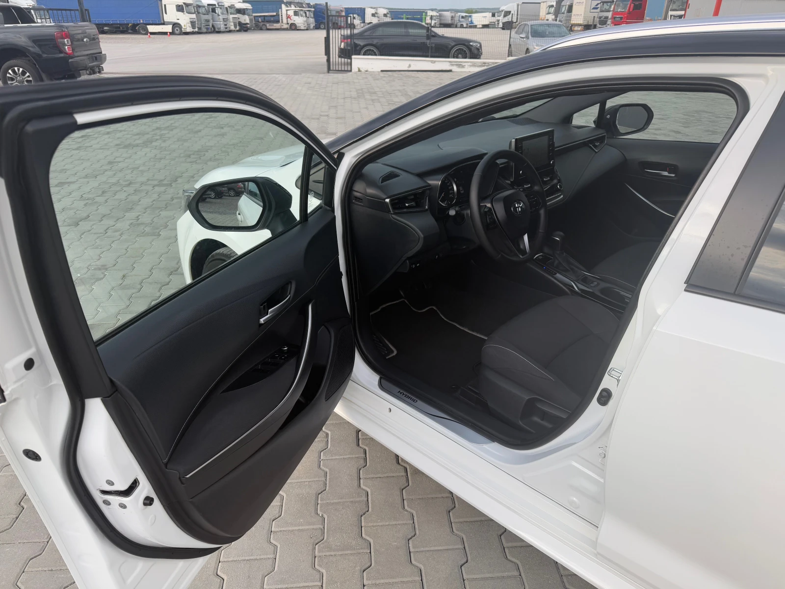 Toyota Corolla 1.8 hibrid  - изображение 10