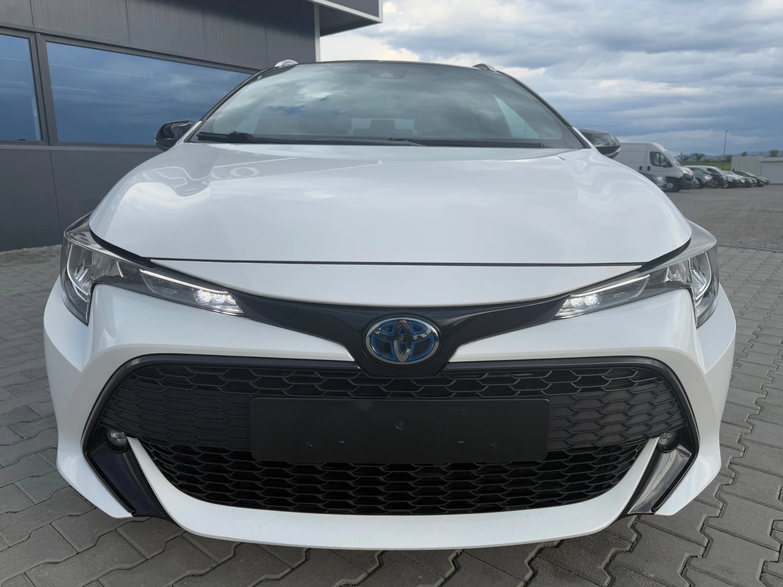 Toyota Corolla 1.8 hibrid  - изображение 2