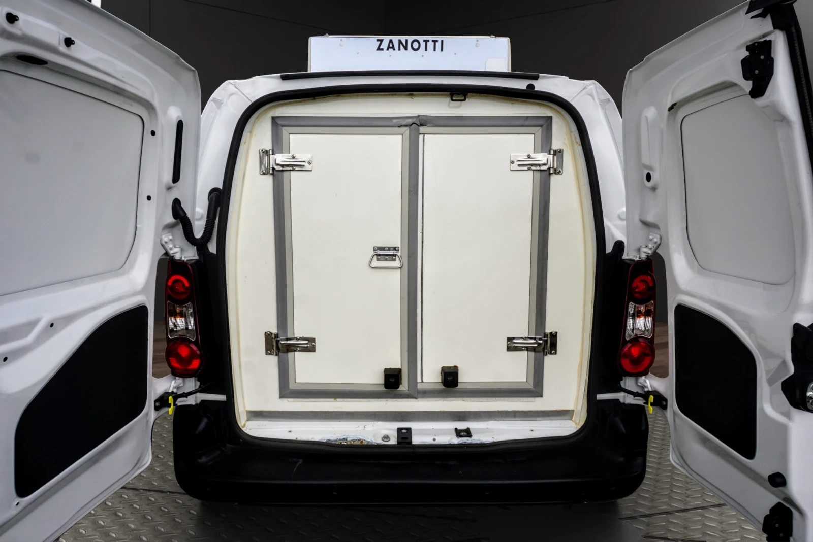 Citroen Berlingo 1.6HDi до - 20  С, снимка 14 - Автомобили и джипове - 55541552