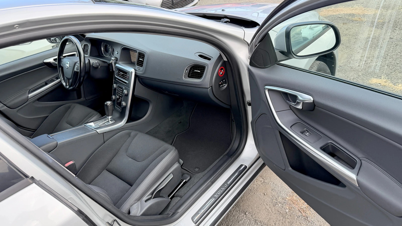 Volvo V60 T4 Автоматик! Внос ШВЕЙЦАРИЯ! Navi, PDC, LED..., снимка 14 - Автомобили и джипове - 55959374