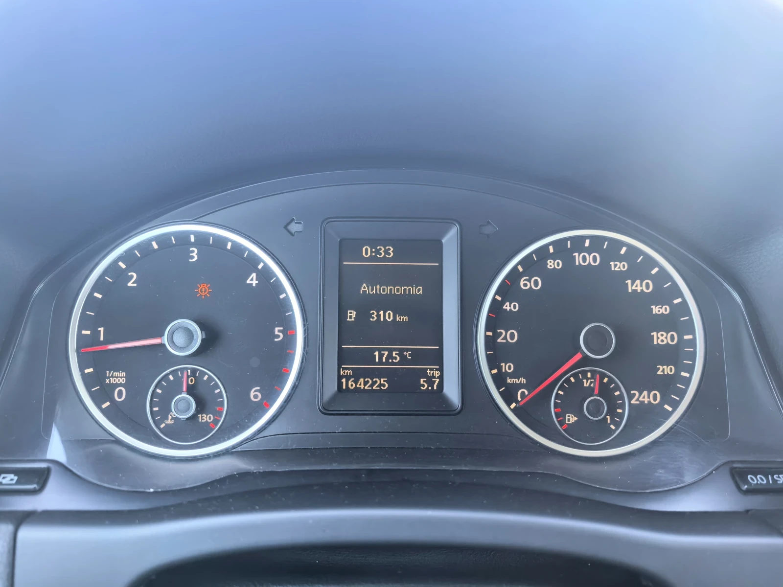VW Tiguan 2.0 tdi, снимка 17 - Автомобили и джипове - 56274175