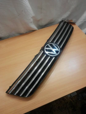 Решетка между фарове Фолксваген Пасат 1.9тди 99г.