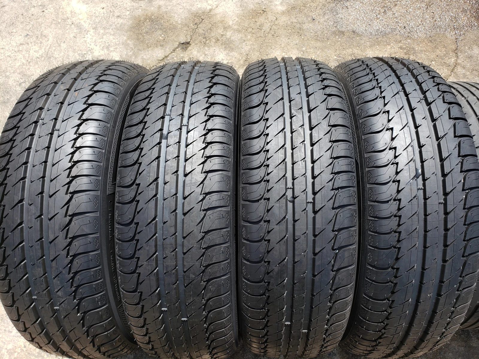 Гуми Летни 215/65R17, снимка 2 - Гуми и джанти - 54581884