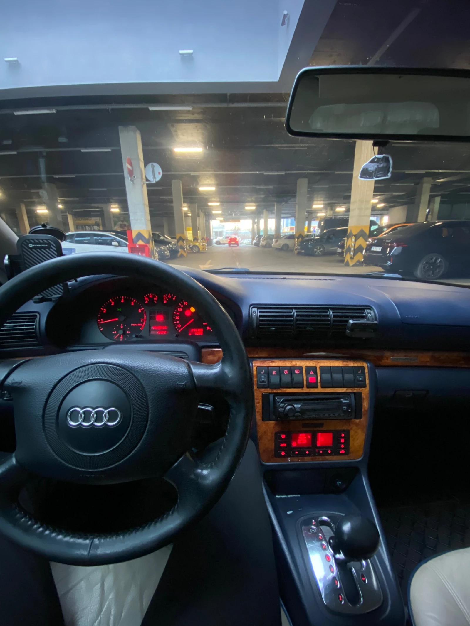 Audi A4 2.8 v6 комби куатро автомат, снимка 15 - Автомобили и джипове - 53804465