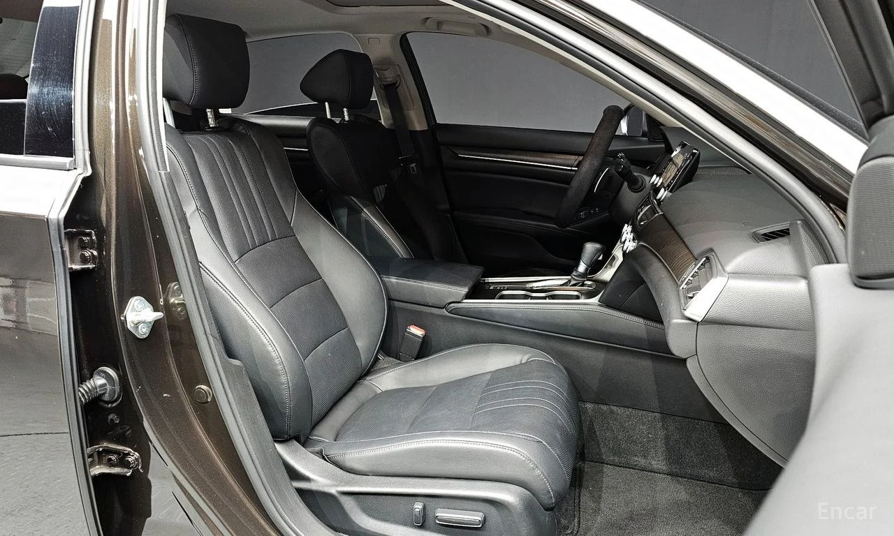 Honda Accord 1.5* TURBO* ПОДГРЕВ* КАМЕРА* КЕЙЛЕС* , снимка 14 - Автомобили и джипове - 54577613