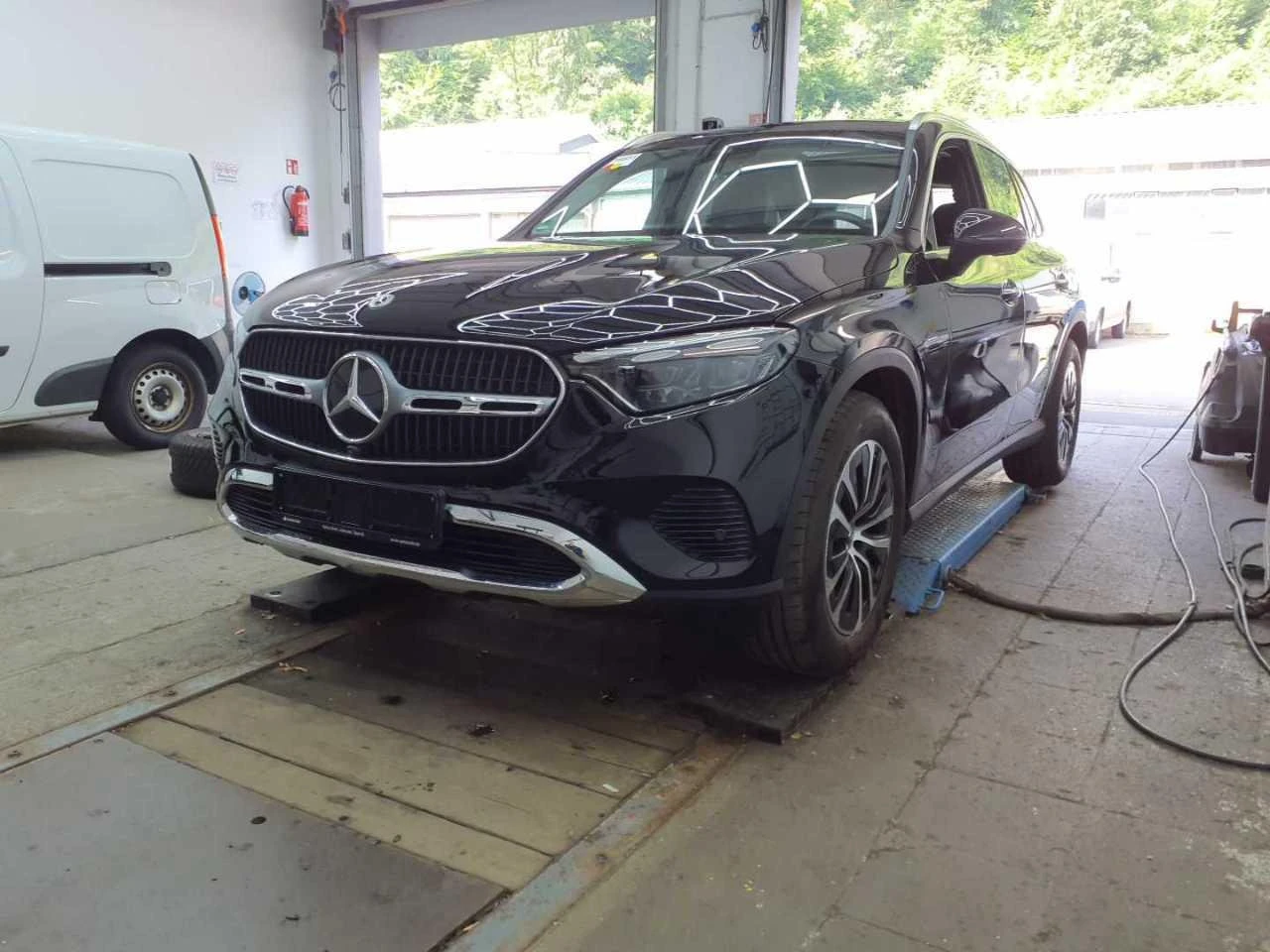Mercedes-Benz GLC 200 Avantgarde Advanced 4-Matic, снимка 2 - Автомобили и джипове - 56097311