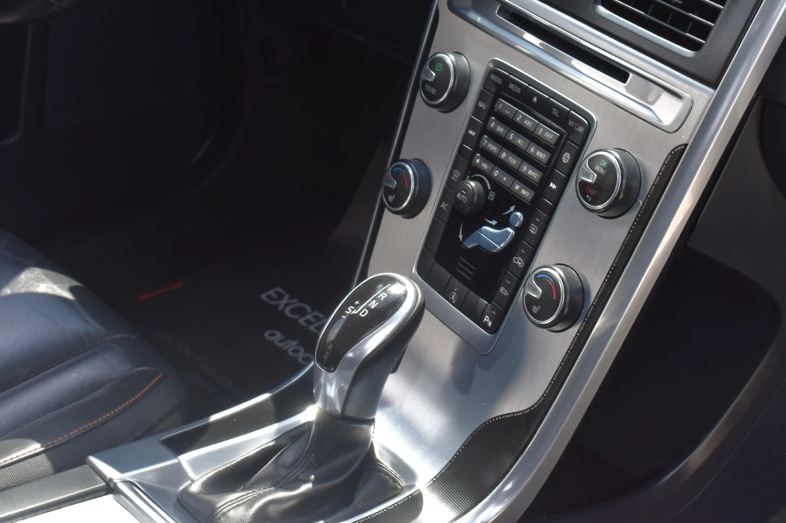 Volvo XC60 2.0D4* 190H.P OCEAN-RACING* PANORAMA* FACELIFT, снимка 14 - Автомобили и джипове - 54098667