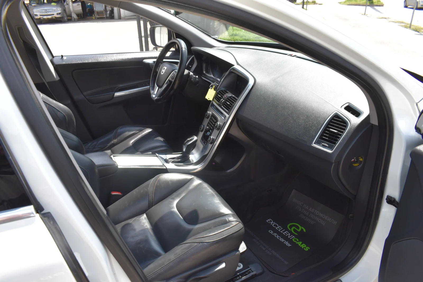 Volvo XC60 2.0D4* 190H.P OCEAN-RACING* PANORAMA* FACELIFT, снимка 13 - Автомобили и джипове - 54098667