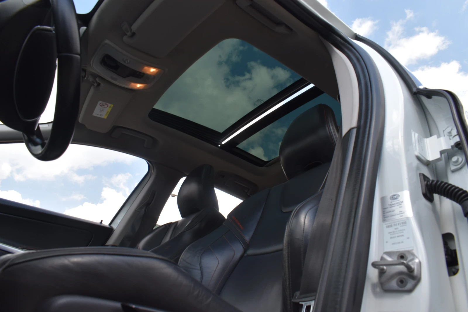 Volvo XC60 2.0D4* 190H.P OCEAN-RACING* PANORAMA* FACELIFT, снимка 15 - Автомобили и джипове - 54098667