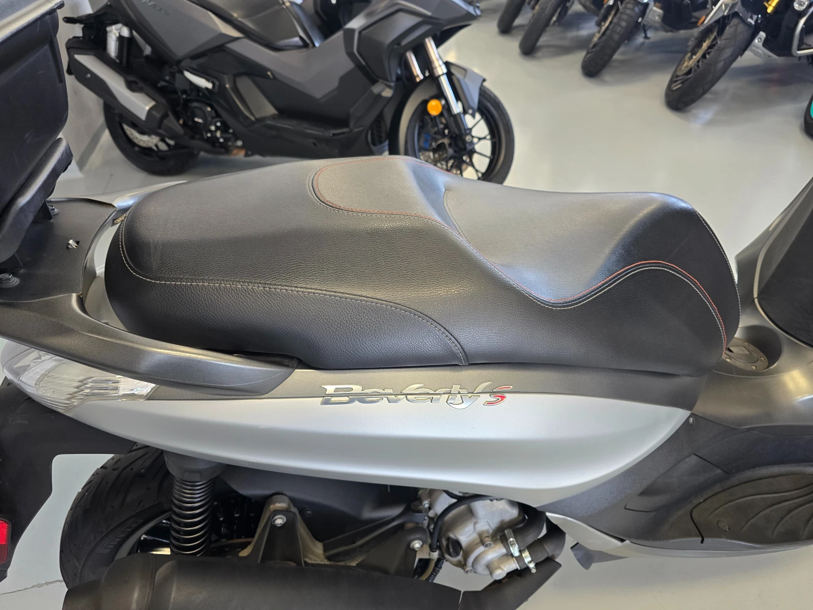 Piaggio Beverly 300S, ABS-ASR, 2019г., снимка 12 - Мотоциклети и мототехника - 53894267