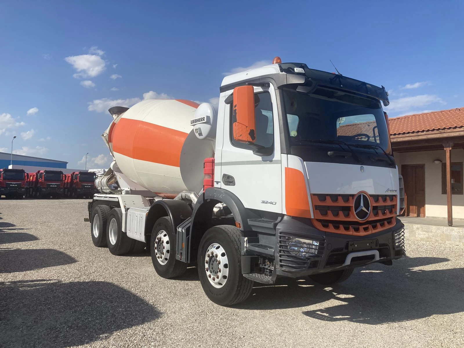 Бетон миксер Mercedes AROCS 3240 LIEBHERR 9M3, снимка 1