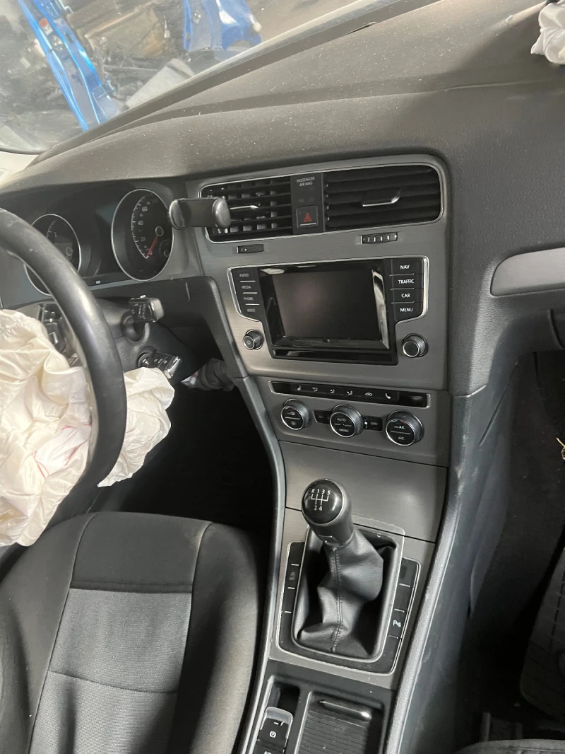 VW Golf 1.6TDI, снимка 9 - Автомобили и джипове - 40205307