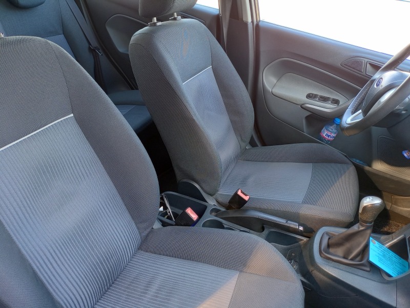 Ford Fiesta 1.4 TDCi Напълно Обслужена , снимка 14 - Автомобили и джипове - 44652571