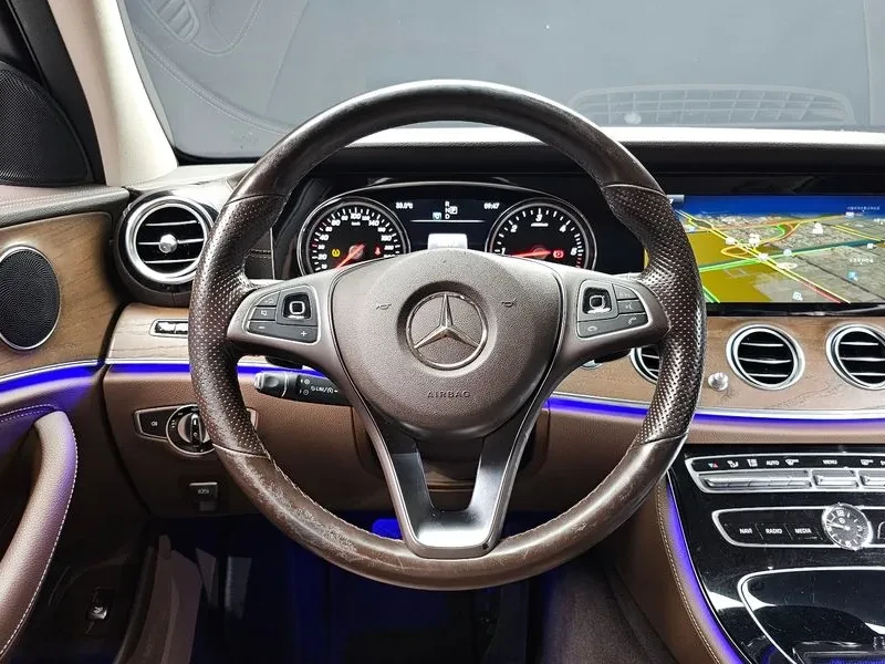 Mercedes-Benz E 220 4MATIC EXCLUSIVE, снимка 12 - Автомобили и джипове - 55310936