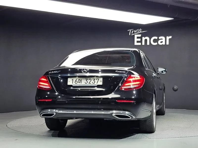 Mercedes-Benz E 220 4MATIC EXCLUSIVE, снимка 4 - Автомобили и джипове - 55310936