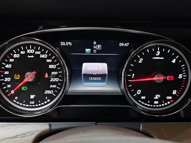 Mercedes-Benz E 220 4MATIC EXCLUSIVE, снимка 8 - Автомобили и джипове - 55310936
